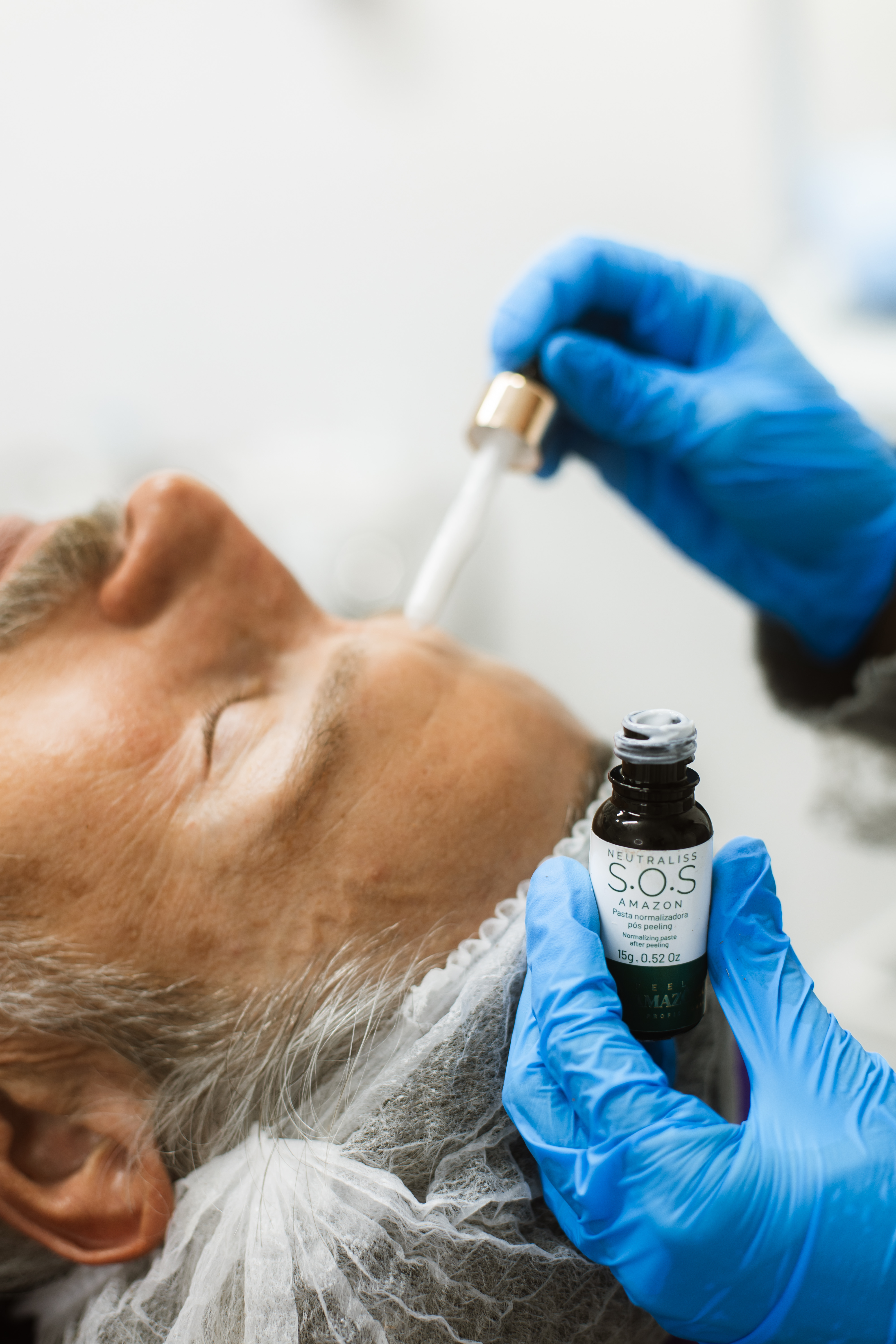 Aplicación de sérum facial